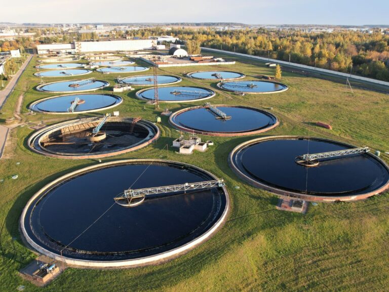 how does a sewer treatment plant work