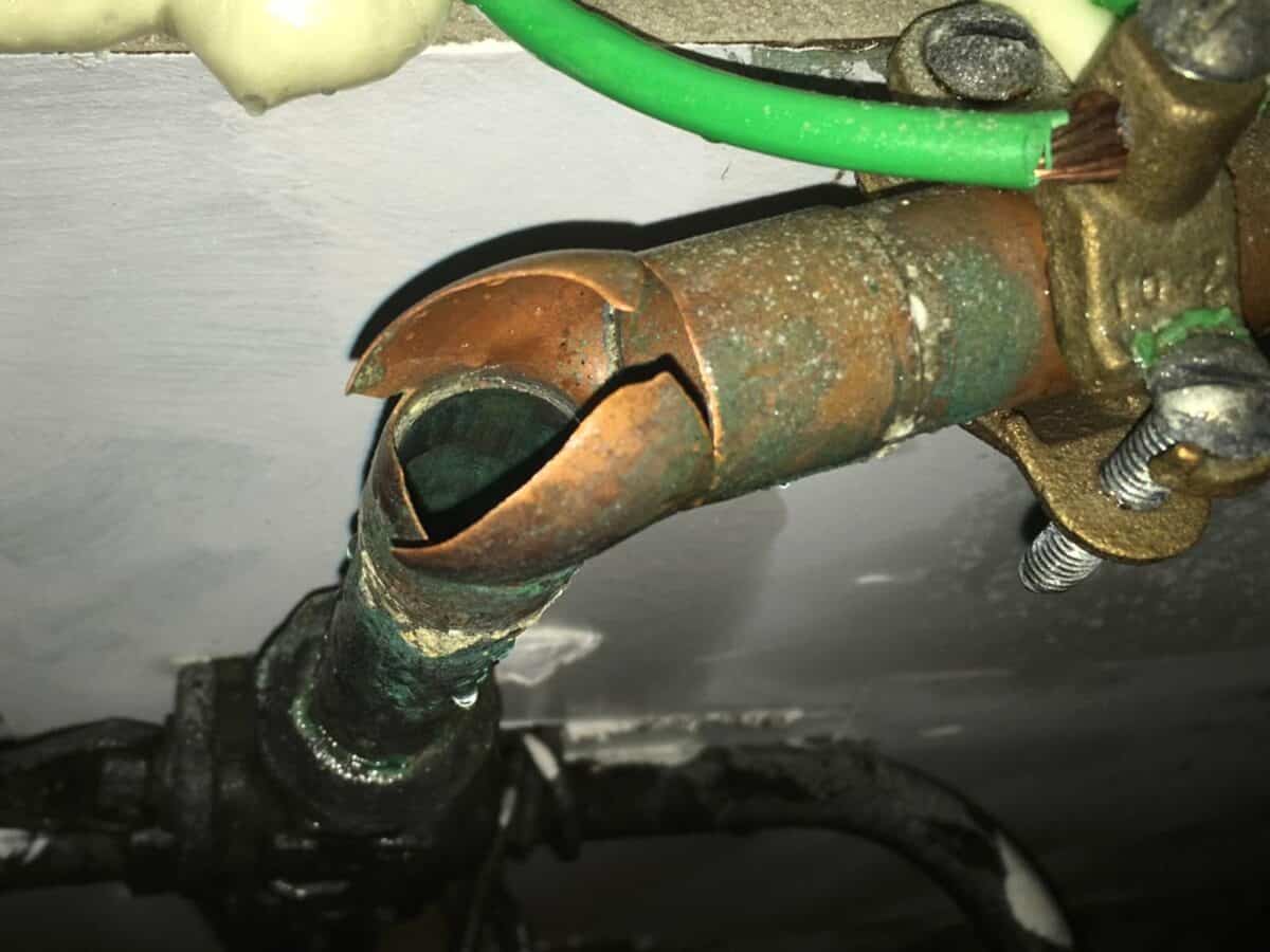 Learn How To Thaw Frozen Pipes With This Great 4 Step Guide