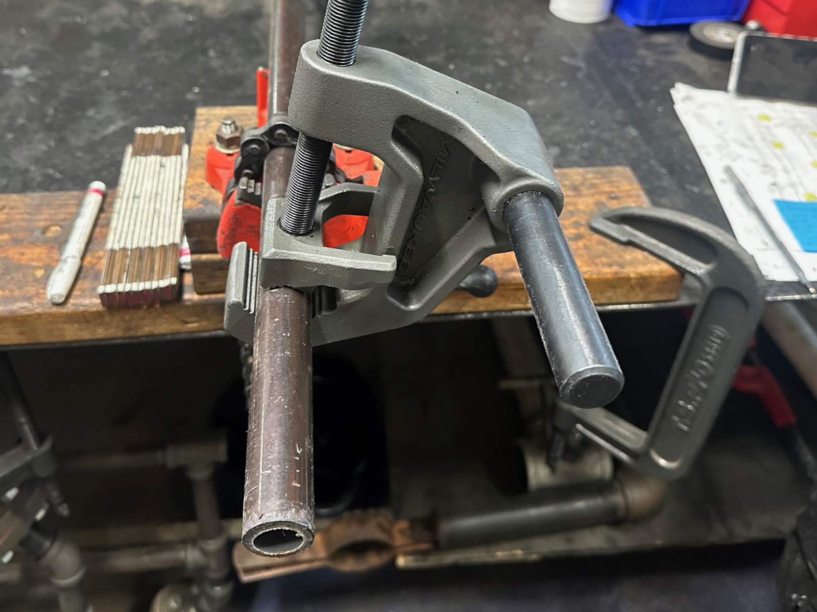 The Ultimate Pipe Threading Guide With Videos: Learn How to Thread Pipe for Plumbing or Gas 2 pipe threading set up