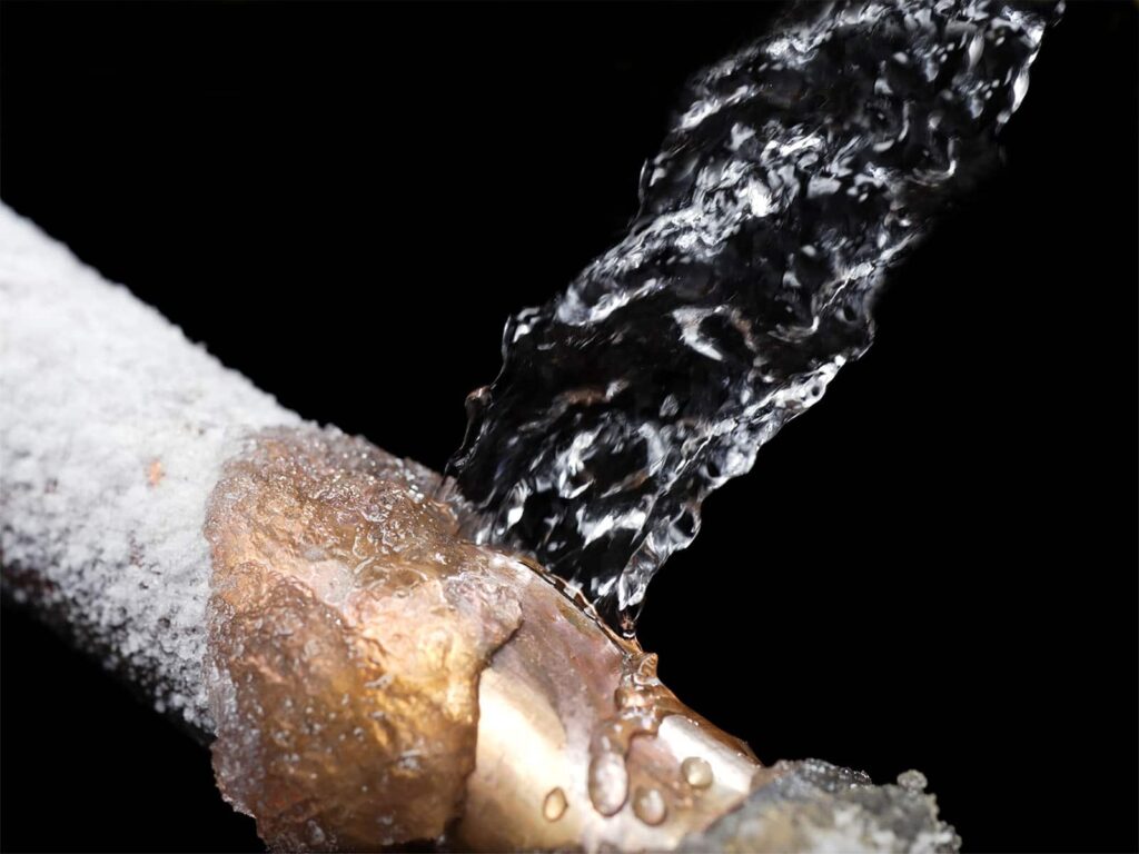 Learn How To Thaw Frozen Pipes With This Great 4 Step Guide