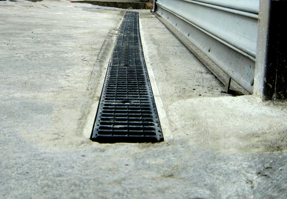 Ливневая канализация дорога. Водоотводной лоток aco Drain. Trench Drain. Лоток водоотводный СГ 9. Лоток для отвода воды бетон гранит 40 мм.